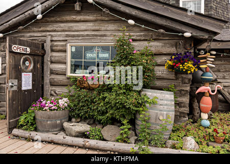 Berühmte Salty Dawg Saloon in der ursprünglichen Log Cabin 1897 entlang der Marsh Boardwalk auf Homer Spit auf Kamishak Bay in Homer, Alaska gebaut. Stockfoto