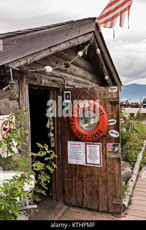 Berühmte Salty Dawg Saloon in der ursprünglichen Log Cabin 1897 entlang der Marsh Boardwalk auf Homer Spit auf Kamishak Bay in Homer, Alaska gebaut. Stockfoto