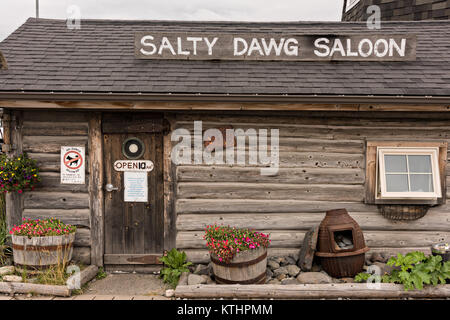 Berühmte Salty Dawg Saloon in der ursprünglichen Log Cabin 1897 entlang der Marsh Boardwalk auf Homer Spit auf Kamishak Bay in Homer, Alaska gebaut. Stockfoto