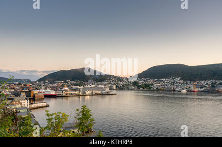 Panorama von Bergen und Meer und Hafen Stockfoto