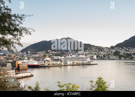 Panorama von Bergen und Meer und Hafen Stockfoto