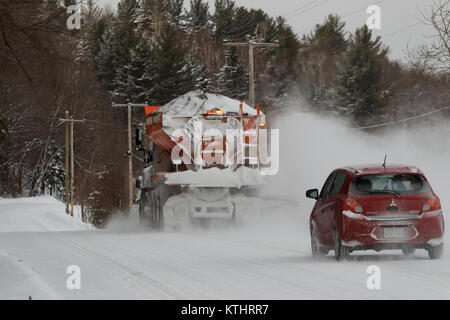 Schneepflug clearing Landstraße in Québec, Kanada. Stockfoto