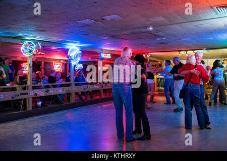 Austin, Texas - 13. Juni, 2014: die Menschen tanzen in der gebrochen deutsch Dance Hall in Austin, Texas, USA Stockfoto