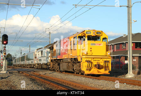 Diesel-elektrische Lokomotive auf der Vorderseite des Nördlichen Explorer Zug von Auckland nach Wellington am Paraparaumu Station an der North Island Main Trunk line. Stockfoto