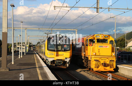 Diesel-elektrische Lokomotive auf der Vorderseite des Nördlichen Explorer Zug von Auckland nach Wellington am Paraparaumu Station an der North Island Main Trunk line. Stockfoto