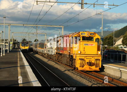 Diesel-elektrische Lokomotive auf der Vorderseite des Nördlichen Explorer Zug von Auckland nach Wellington am Paraparaumu Station an der North Island Main Trunk line. Stockfoto