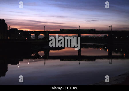 03/12/2017 Carlisle Bridge (Lancaster, Fluss Lune) Arriva Northern Rail Class 156 Sprinter Bahnübergang mit dem 1608 Preston - Barrow in Furness Stockfoto