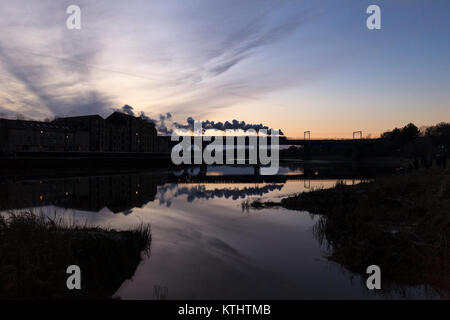 Dampflok 48151 Kreuze Carlisle Bridge (Lancaster, Fluss Lune) mit einer Lancaster - carnforth (über vereinbaren Joh & Blackburn) 'Santa Special' Stockfoto