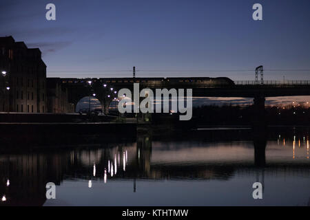 10/12/2017 Carlisle Bridge (Lancaster, Fluss Lune) Virgin Trains Westküste pendolino Kreuzung mit dem 1328 London Euston zu Glasgow Central Stockfoto