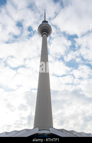 Berlin Fernsehen und Telekommunikation Turm in der Nähe des Alexanderplatzes. Stockfoto