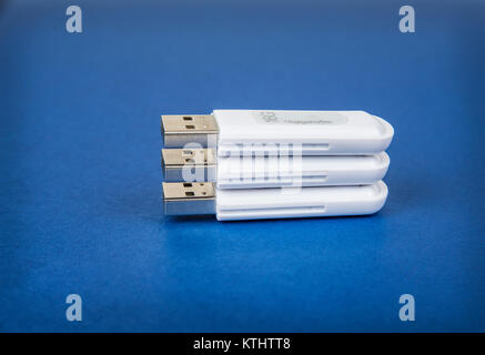 USB-keys Daten auf der bue Hintergrund zu speichern. Stockfoto