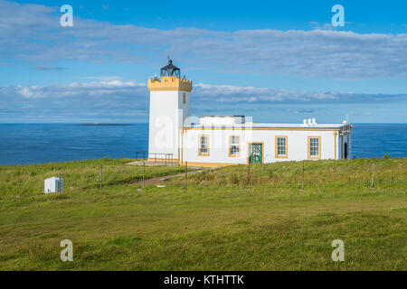 Duncansby Head Lighthouse an einem sonnigen Tag, Caithness, Schottland. Stockfoto