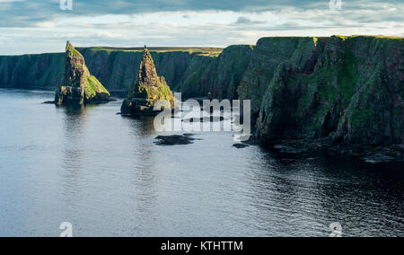 Die malerischen Klippen und Stapel von Duncansby Head, Caithness, Schottland. Stockfoto