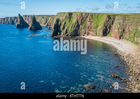 Die malerischen Klippen und Stapel von Duncansby Head, Caithness, Schottland. Stockfoto