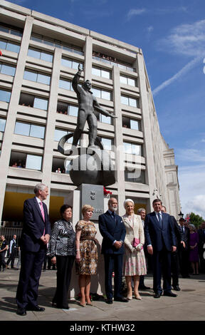 Eine Statue von Juri Gagarin, der erste Mensch im Weltraum, wurde heute außerhalb des British Council London HQ in der Mall stellte den 50. Jahrestag der ersten bemannten Weltraumflug zu markieren. Heute, am 14. Juli 2011, ist es genau 50 Jahre, dass Gagarin die Königin als Teil seines Besuchs in Großbritannien im Jahr 1961 erfüllt. Die Enthüllung der Statue wurde von der Kosmonaut Tochter Elena Gagarina durchgeführt, jetzt Direktor fo der Kreml Museen in Moskau und seine königliche Hoheit Prinz Michael von Kent. Die Statue wird in der Mall für einen Zeitraum von 12 Monaten installiert werden. Stockfoto