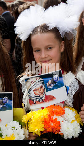 Russische schoool Mädchen Linda, 10, aus der Russischen International Theatre School. Eine Statue von Juri Gagarin, der erste Mensch im Weltraum, wurde heute außerhalb des British Council London HQ in der Mall stellte den 50. Jahrestag der ersten bemannten Weltraumflug zu markieren. Heute, am 14. Juli 2011, ist es genau 50 Jahre, dass Gagarin die Königin als Teil seines Besuchs in Großbritannien im Jahr 1961 erfüllt. Die Enthüllung der Statue wurde von der Kosmonaut Tochter Elena Gagarina durchgeführt, jetzt Direktor LWL-Museen der Kreml in Moskau. Stockfoto