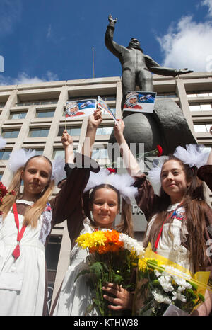 Schülerinnen aus der Russischen International Theatre School. Eine Statue von Juri Gagarin, der erste Mensch im Weltraum, wurde heute außerhalb des British Council London HQ in der Mall stellte den 50. Jahrestag der ersten bemannten Weltraumflug zu markieren. Heute, am 14. Juli 2011, ist es genau 50 Jahre, dass Gagarin die Königin als Teil seines Besuchs in Großbritannien im Jahr 1961 erfüllt. Die Enthüllung der Statue wurde von der Kosmonaut Tochter Elena Gagarina durchgeführt, jetzt Direktor LWL-Museen der Kreml in Moskau Stockfoto