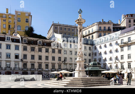 Pranger des 18. Jahrhunderts aus einer Spirale Spalte einer einzigen Kalksteinblock, von einem vergoldeten Metall Armillarsphäre in kommunalen Square, Lisbo gekrönt Stockfoto