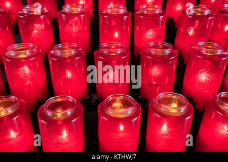 Reihen von Votiv Kerzen in der katholischen Kirche Stockfoto