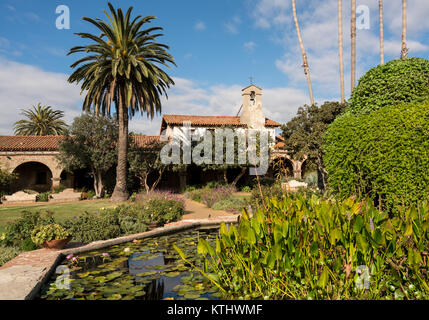 Garten und Springbrunnen in San Juan Capistrano Mission Stockfoto