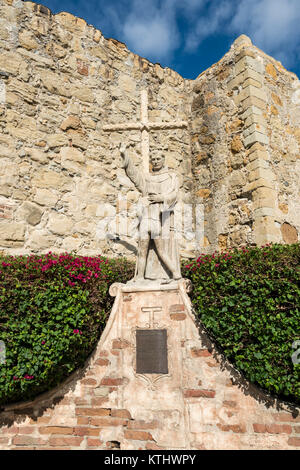 Statue des Junipero Serra in San Juan Capistrano Mission Stockfoto