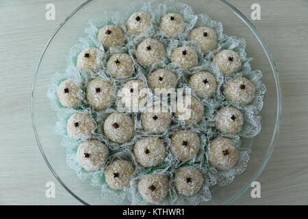 Coconut candy als Beijinho in Brasilien, d. h. kleinen Kuss bekannt. Gemeinsame süß in Geburtstagsfeiern. Praktisch, billig und einfach zu machen. Stockfoto