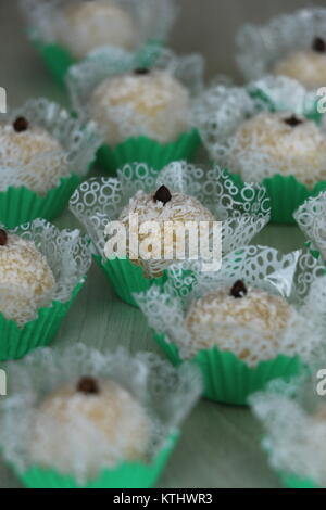 Coconut candy als Beijinho in Brasilien, d. h. kleinen Kuss bekannt. Gemeinsame süß in Geburtstagsfeiern. Praktisch, billig und einfach zu machen. Stockfoto