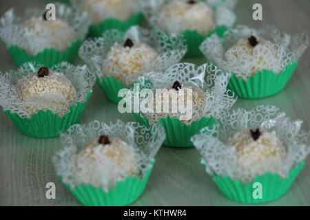 Coconut candy als Beijinho in Brasilien, d. h. kleinen Kuss bekannt. Gemeinsame süß in Geburtstagsfeiern. Praktisch, billig und einfach zu machen. Stockfoto