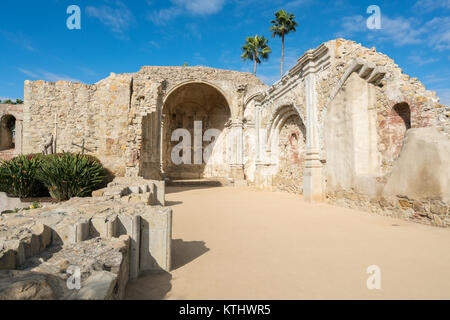 Die Ruinen der alten Kirche in San Juan Capistrano Mission Stockfoto