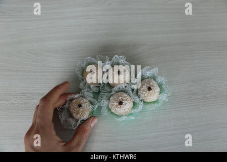 Coconut candy als Beijinho in Brasilien, d. h. kleinen Kuss bekannt. Gemeinsame süß in Geburtstagsfeiern. Praktisch, billig und einfach zu machen. Stockfoto