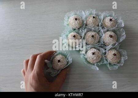 Coconut candy als Beijinho in Brasilien, d. h. kleinen Kuss bekannt. Gemeinsame süß in Geburtstagsfeiern. Praktisch, billig und einfach zu machen. Stockfoto