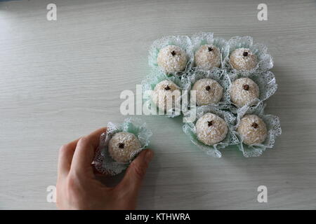 Coconut candy als Beijinho in Brasilien, d. h. kleinen Kuss bekannt. Gemeinsame süß in Geburtstagsfeiern. Praktisch, billig und einfach zu machen. Stockfoto