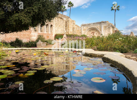 Die Ruinen der alten Kirche in San Juan Capistrano Mission Stockfoto