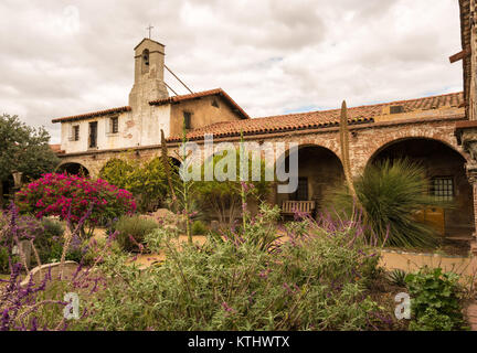 Garten und Glockenturm in San Juan Capistrano Mission Stockfoto