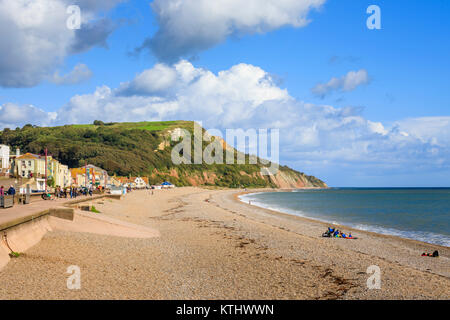 Promenade, Strand und farbigen Klippen an der Küste bei Seaton, Devon, in der Jurassic Coast, Weltkulturerbe, im Südwesten von England, Großbritannien Stockfoto