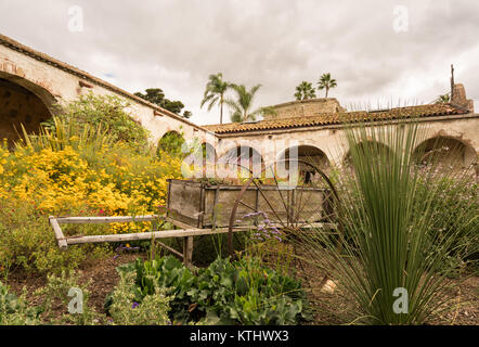 Garten und Warenkorb in San Juan Capistrano Mission Stockfoto