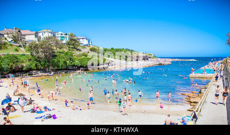 SYDNEY, AUSTRALIEN - 30 Dezember, 2014: die Menschen entspannen im Clovelly sendy Beach in Sydney, Australien, am 30.Dezember, 2014.Clovelly Beach natürlichen Felsen Pool hat eine Re Stockfoto