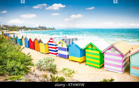 Schöne Baden Häuser am weißen Sandstrand an der Brighton Beach in Melbourne, Australien. Stockfoto