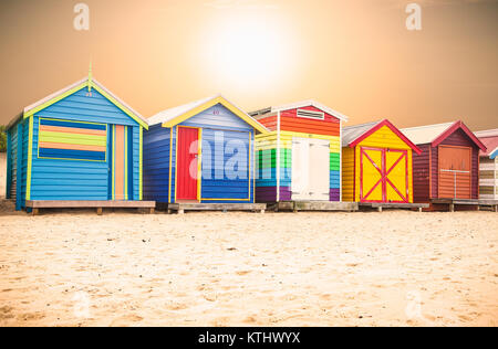 Schöne Baden Häuser am weißen Sandstrand an der Brighton Beach in Melbourne, Australien. Stockfoto