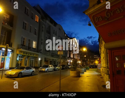 Das BDG Dworcowa in Polen ist bekannt für sein pulsierendes Nachtleben. Dieses Bild fängt die lebhafte Atmosphäre der Gegend in der Nacht vom 7. Juli 2013 ein und zeigt die Energie und Lebendigkeit der urbanen Umgebung. Stockfoto