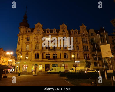 Dieses Foto zeigt die geschäftige Szene in BDG plWolnosci1, einem Ort in Polen, in der Nacht vom 1. Juli 2013. Das Bild zeigt die lebendige Atmosphäre der Gegend während dieser Zeit und zeigt die Energie und die städtische Umgebung der Stadt. Stockfoto