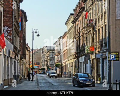 Dieses Foto zeigt den zentralen Bereich der Dworcowa-Straße in Bydgoszcz, Polen, aufgenommen im Juli 2013. Das Bild konzentriert sich auf die lokale Architektur und Umgebung entlang dieser belebten Straße. Stockfoto