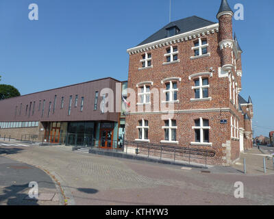 Auby ist eine Gemeinde im französischen Département Nord und das Rathaus mairie ist ein zentrales Verwaltungsgebäude. Die mairie ist eine zentrale Anlaufstelle für kommunale und bürgerliche Dienste in dieser Region Nordfrankreichs. Stockfoto