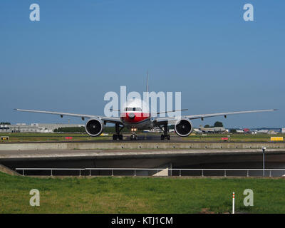 Die Boeing 777-200F, die unter B 2077 bei China Cargo Airlines registriert ist, wird am 18. Juli 2013 auf einem Flughafen gesehen. Das Flugzeug mit der Seriennummer 37713 ist eine Frachtversion der Boeing 777, die für den Frachttransport ausgelegt ist. Sie ist Teil der Flotte von China Cargo Airlines und spielt eine Rolle in den Logistikgeschäften des Unternehmens. Stockfoto