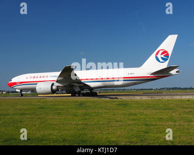 Dieses Bild zeigt die China Cargo Airlines Boeing 777-200F, Kennzeichen B-2077, die am 18. Juli 2013 auf einem Flughafen unterwegs war. Das Flugzeug ist eine Cargo-Version der Boeing 777, die für ihre große Kapazität bekannt ist. Stockfoto
