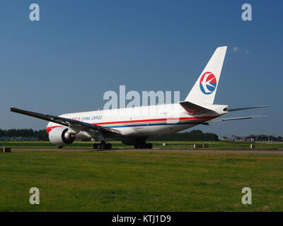 Foto einer China Cargo Airlines Boeing 777 F6N (Eintragungszeichen B-2077), die am 18. Juli 2013 auf einem Flughafen unterwegs ist und das Flugzeug und seinen Betriebsstatus zeigt. Stockfoto