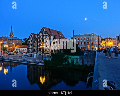 Dieses Foto macht einen nächtlichen Blick auf die Brdy-Uferpromenade entlang der Nabrzeze-Straße in Polen. Das Bild, aufgenommen am 15. Juli 2013, zeigt das ruhige Wasser und die urbane Umgebung der Gegend. Stockfoto