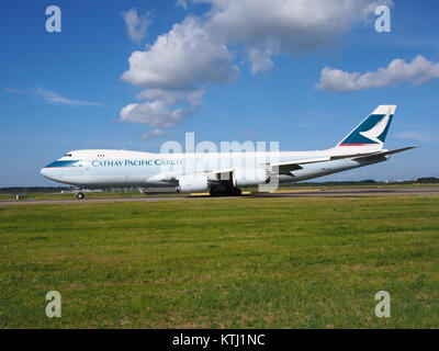 Dieses Bild zeigt ein Cathay Pacific Boeing 747 867F Flugzeug mit der Registrierungsnummer 39245, das am 19. Juli 2013 auf der Landebahn rollte. Auf dem Foto werden die Design- und Betriebsmerkmale des aircraftâ hervorgehoben und ein Schnappschuss der modernen Luftfahrt vermittelt. Stockfoto
