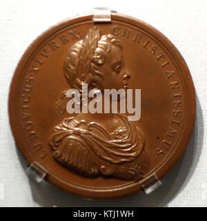 Die „Schlacht von Rocroi“, entworfen von Michel Molart um 1692, ist eine Darstellung der berühmten Schlacht, die 1643 zwischen französischen und spanischen Truppen während des Dreißigjährigen Krieges ausgetragen wurde. Das Gemälde zeigt das taktische Manövrieren und den intensiven Kampf zwischen den beiden Armeen. Das Werk ist im Chazen Museum of Art untergebracht und spiegelt die historische Bedeutung der Schlacht in der europäischen Militärgeschichte wider. Stockfoto