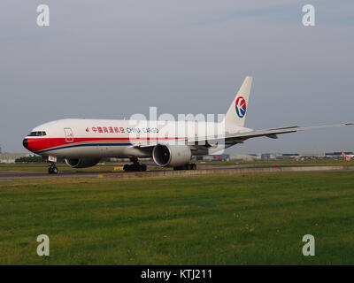 Eine Fotografie der China Cargo Airlines Boeing 777-F6N, Eintragungszeichen B-2076 (MSN 37711), die am 22. Juli 2013 auf dem Rollweg war. Das Flugzeug wurde am 27. Februar 2010 mit GE90-110B1L-Motoren ausgeliefert. Stockfoto
